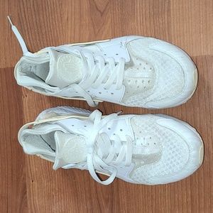 Nike Air Women's Huarache size 10  white